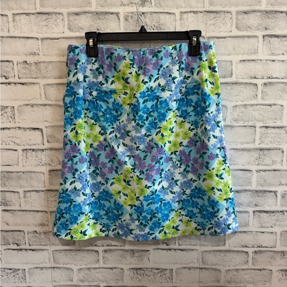 Women’s Isaac Mizrahi floral multi colored skort, Size Small Tall - Picture 2 of 4